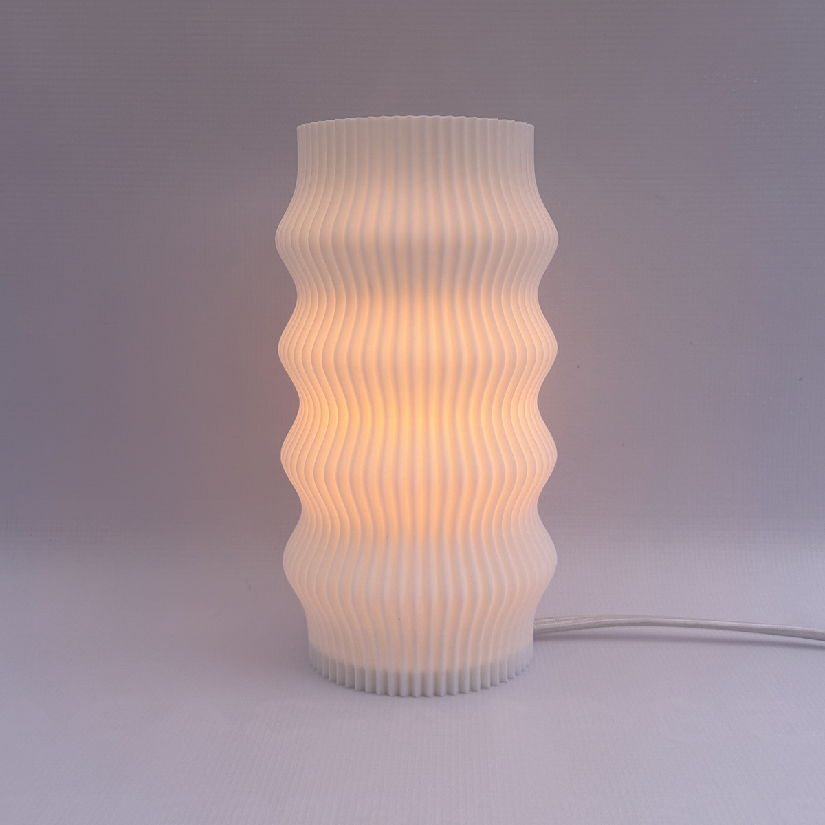 Lámpara de mesa, Groovy, Lumiere. Lámpara impresión 3D en Venezuela. 
