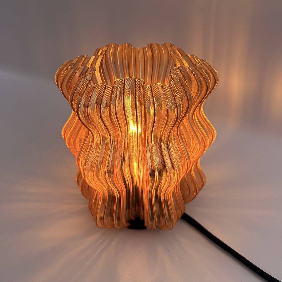 Lámpara de mesa Ambar, Lumiere. Lámpara impresión 3D.